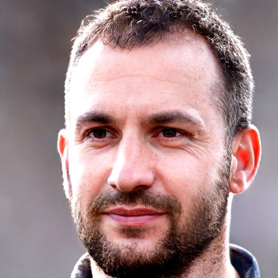 Portrait de Julien Moreau, expert en finance